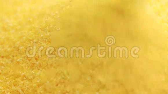 玉米粒将玉米粉倒入碗中关闭视频的预览图