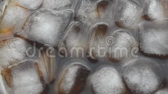 冰背景的冷可乐视频的预览图