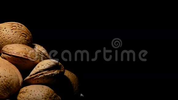 碗与杏仁坚果旋转黑色背景视频的预览图