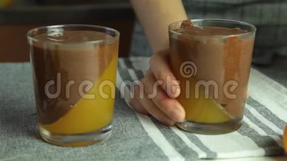 用橘子果冻做巧克力慕斯视频的预览图