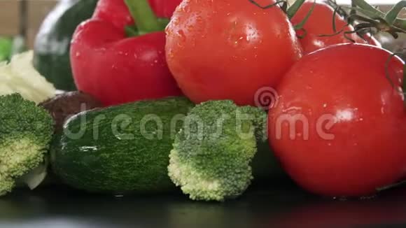 新鲜的生蔬菜包括番茄黄瓜花椰菜沙拉叶香菜西兰花贝尔视频的预览图
