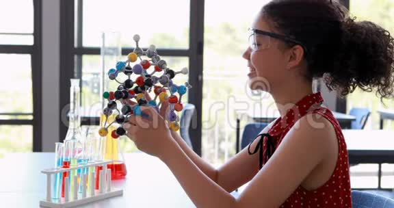 快乐女学生实验室实验分子模型的画像视频的预览图