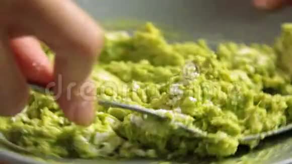 用蔬菜配方做鳄梨酱视频的预览图
