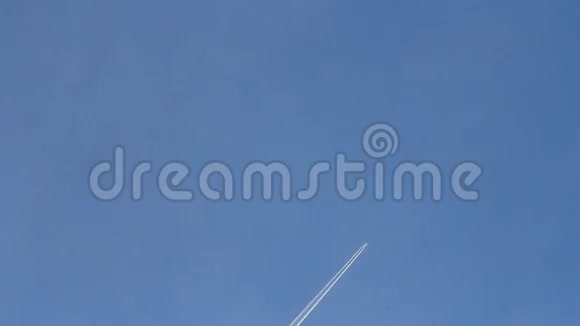 空中飞机蓝色的天空视频的预览图