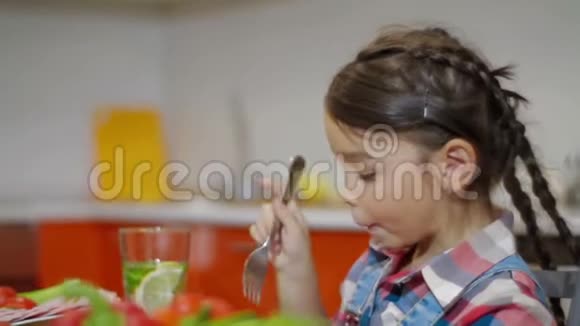 小女孩在吃家庭晚餐视频的预览图