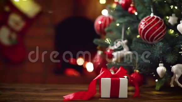 有装饰和礼物的圣诞树视频的预览图