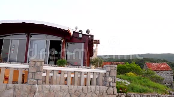 有橙色瓷砖屋顶的房子克罗地亚和黑山的住房视频的预览图