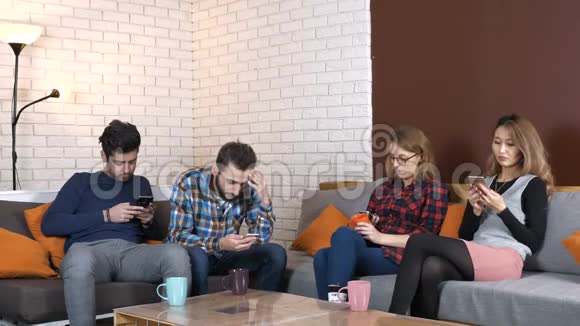 跨国公司坐在沙发上盯着智能手机发电问题50fps视频的预览图