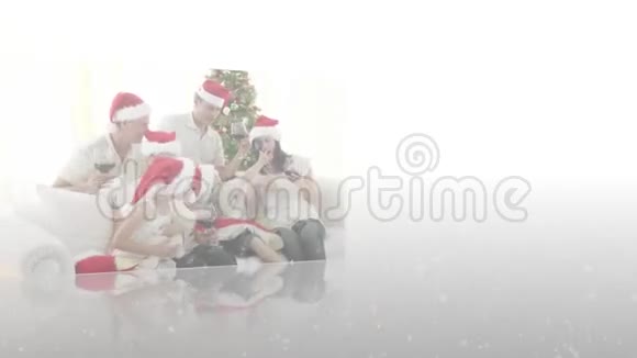 家庭庆祝圣诞节的蒙太奇视频的预览图