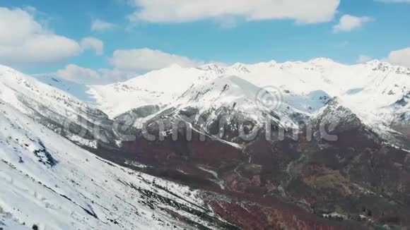 空中飞越登山者雪山山顶滑雪观光登山雪山阿尔卑斯山全景征服视频的预览图
