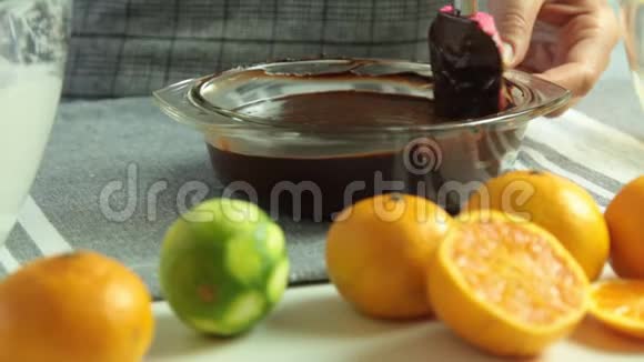 用橘子果冻做巧克力慕斯奶油视频的预览图