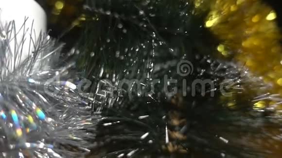 新年有云杉枝和礼品贴心高清圣诞构图视频的预览图