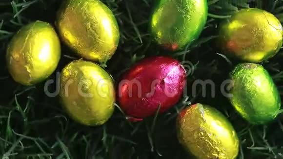 在草地上用铝包装的复活节彩蛋视频的预览图