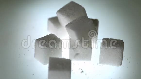 糖块落在一堆方块上视频的预览图