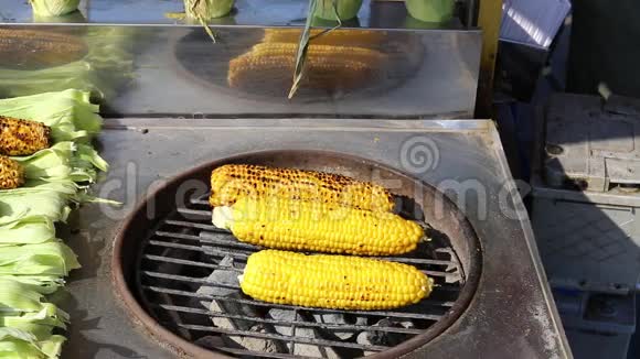 在烤架上煮玉米视频的预览图