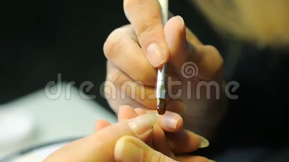 女人正在修指甲视频的预览图