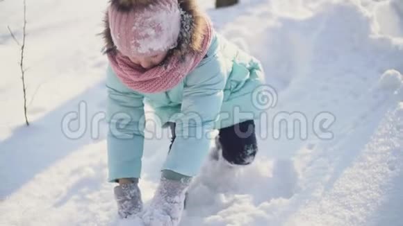 女孩在玩雪视频的预览图