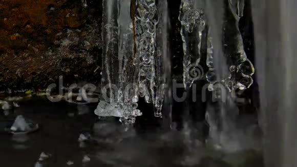冬天冰冻喷泉上的冰柱视频的预览图