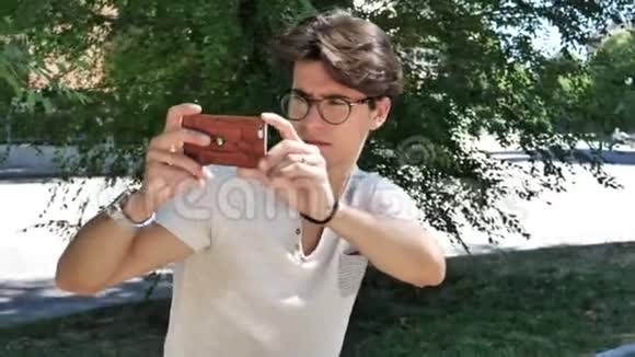年轻人用手机拍照视频的预览图