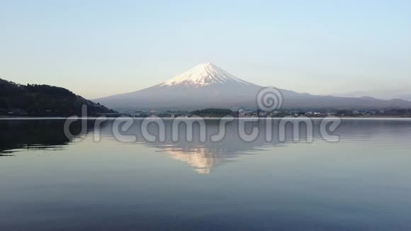 4K山富士山在阳光明媚的一天在川川子湖上倒影从Drone俯瞰晴朗的天空视频的预览图