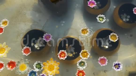 莲花彩烛浮于水中的佛寺泰国视频的预览图