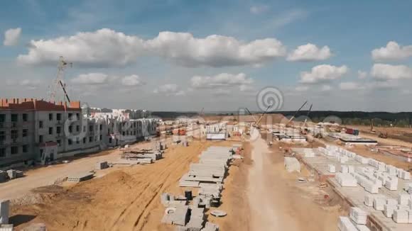 住宅建筑施工施工现场从一个高度鸟瞰施工现场特殊工作视频的预览图