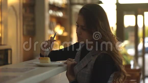 吃蛋糕的漂亮女孩视频的预览图