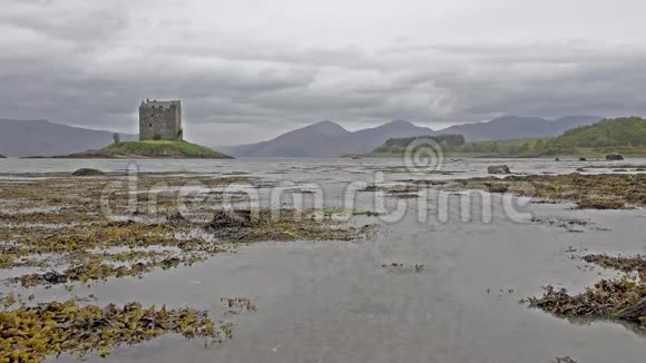 苏格兰的斯托克城堡在暴风雨的日子里视频的预览图