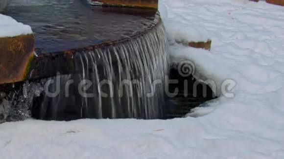 冬天冰冻喷泉上的冰柱视频的预览图