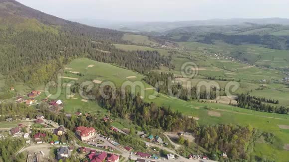 飞越山林中的山村乌克兰喀尔巴阡山脉的鸟瞰图视频的预览图