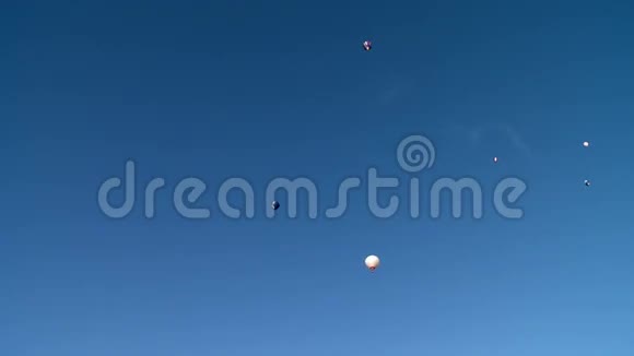 蓝天中热气球的景色视频的预览图