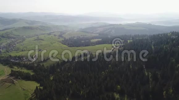 飞越山林中的山村乌克兰喀尔巴阡山脉的鸟瞰图视频的预览图