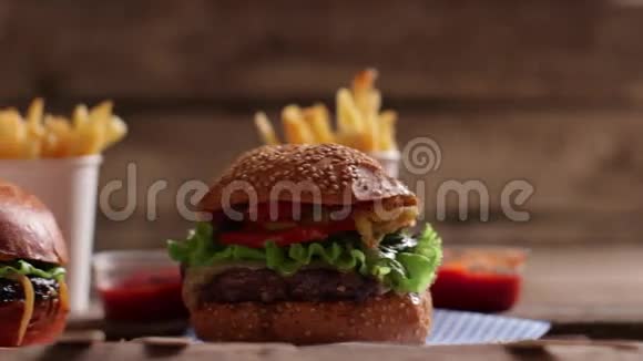汉堡加酱和薯条视频的预览图