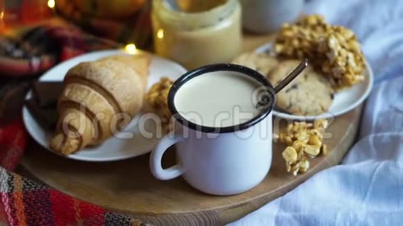 简单的乡村家庭早餐床上有牛奶和自制糕点视频的预览图