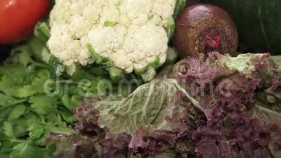 新鲜的生蔬菜包括番茄黄瓜花椰菜沙拉叶香菜西兰花贝尔视频的预览图