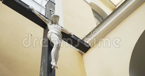 耶稣基督在教会的雕像视频的预览图