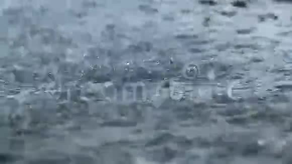 街上大雨视频的预览图