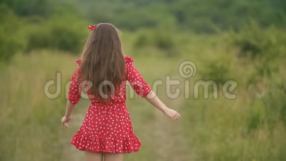 女孩走在土路上视频的预览图