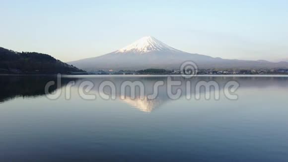 4K山富士山在阳光明媚的一天在川川子湖上倒影从Drone俯瞰晴朗的天空视频的预览图