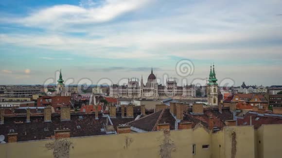 布达佩斯匈牙利议会大厦的布达佩斯天际线时间流逝视频的预览图