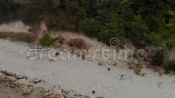 沿着岩石海岸飞行空中射击视频的预览图