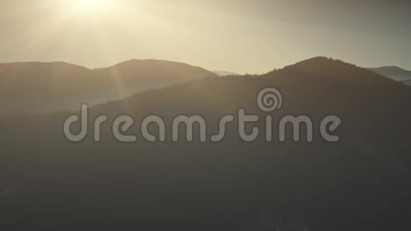 山顶日出柔和灯光鸟瞰视频的预览图