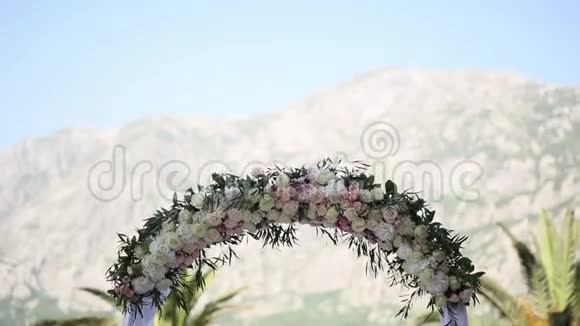 结婚的玫瑰拱门在普坎尼教堂举行婚礼视频的预览图