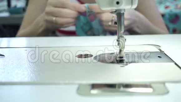 工厂女裁缝和工业缝纫机视频的预览图