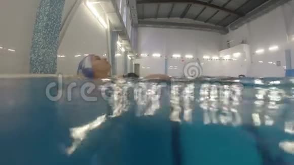 怀孕的女孩在游泳池里水下游泳视频的预览图