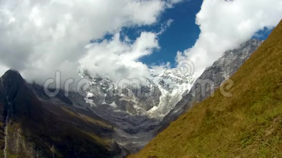 在喜马拉雅山徒步旅行山和山视频的预览图