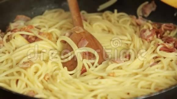 烹饪和食品设计一份意大利面条卡塔拉收据视频的预览图