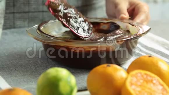 烹饪巧克力慕斯和橘子果冻甜点视频的预览图