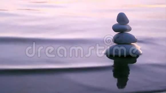 禅意和海浪的石头视频的预览图