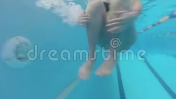 怀孕的女孩在游泳池里水下游泳视频的预览图